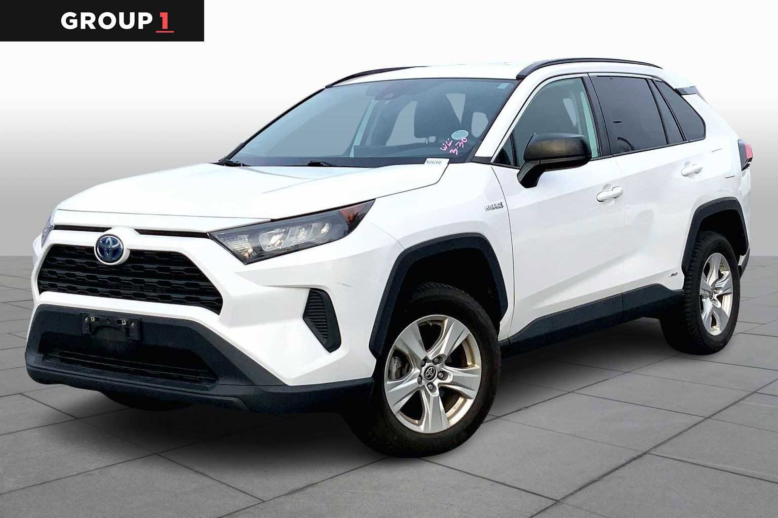 Used 2021 Toyota RAV4 LE image 1