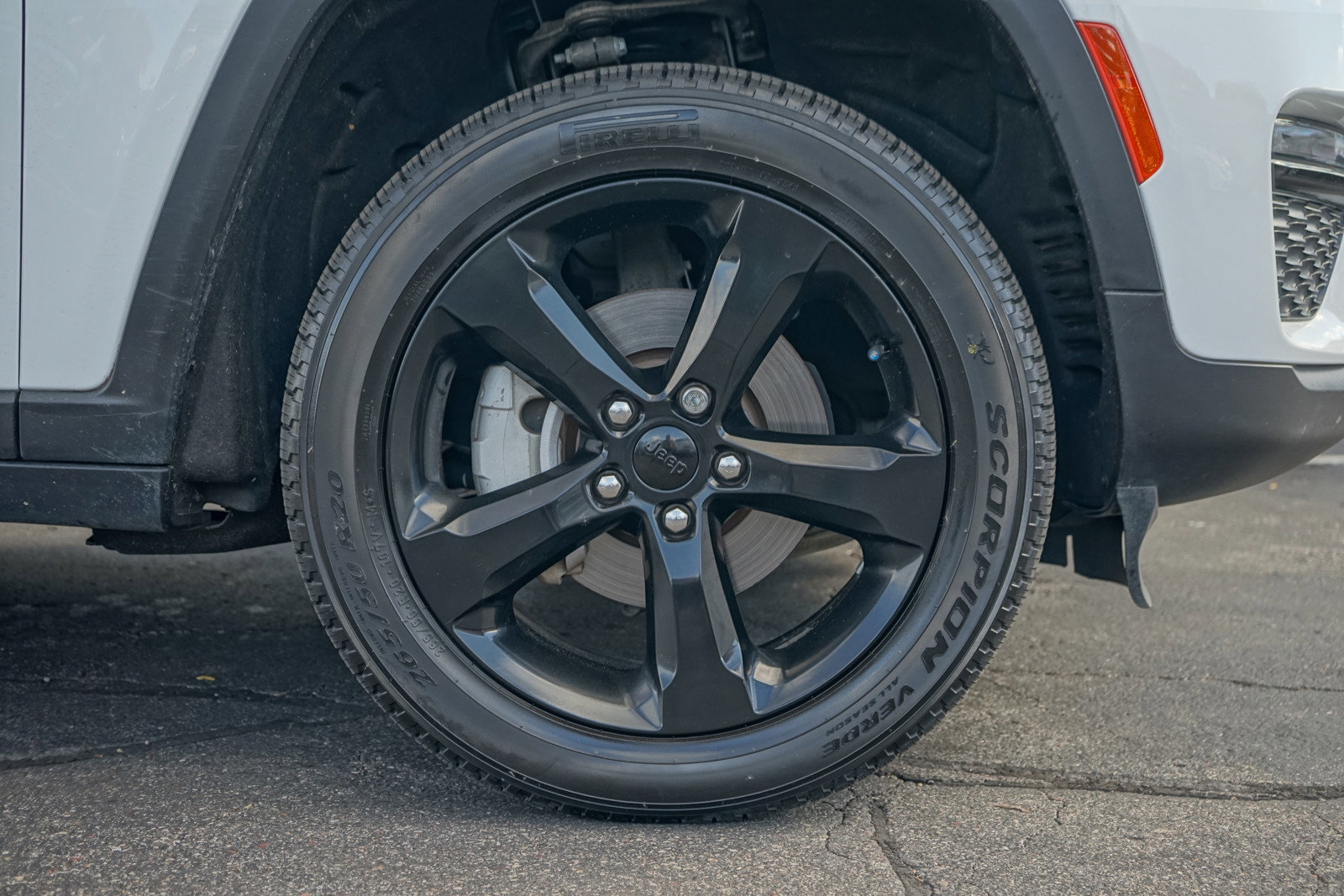 Used 2023 Jeep Grand Cherokee Limited w/ Black Appearance Package image 10