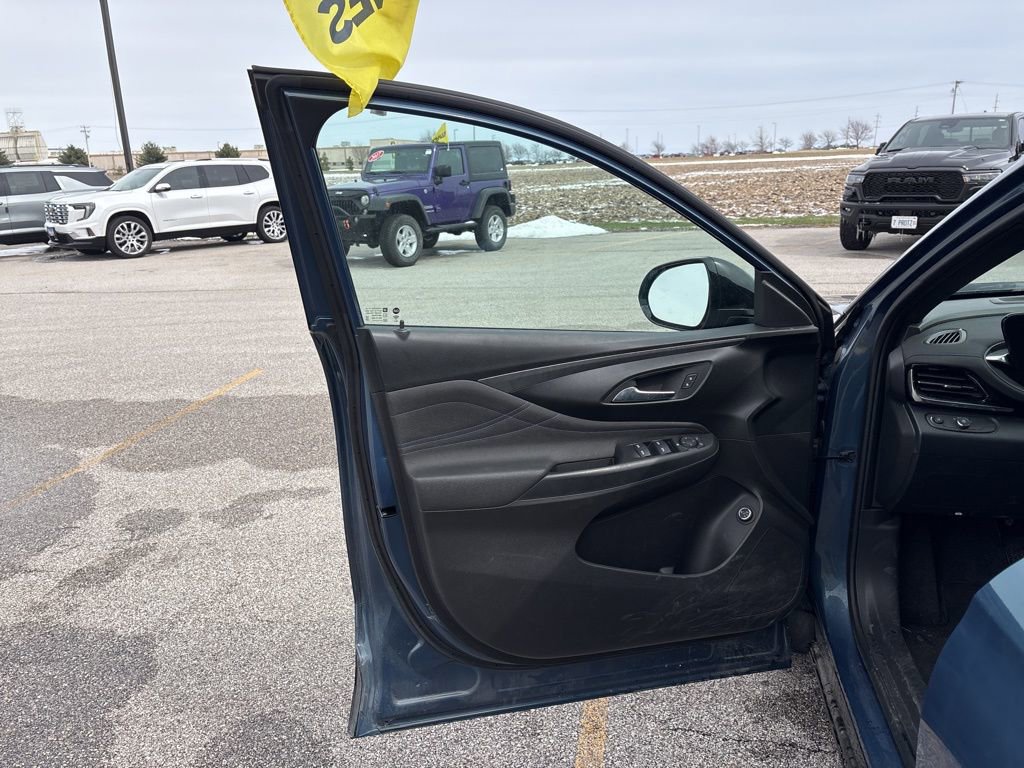 Used 2025 Buick Envista Sport Touring w/ Convenience II Package image 27