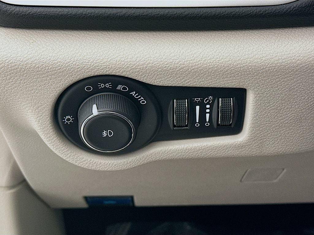 Certified 2024 Chrysler Pacifica Touring-L FWD image 17