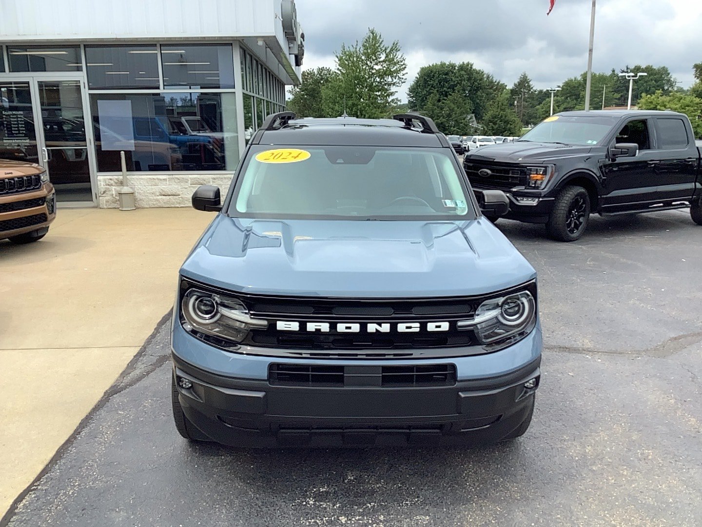 Used 2024 Ford Bronco Sport Outer Banks w/ Tech Package AWD/4WD image 2