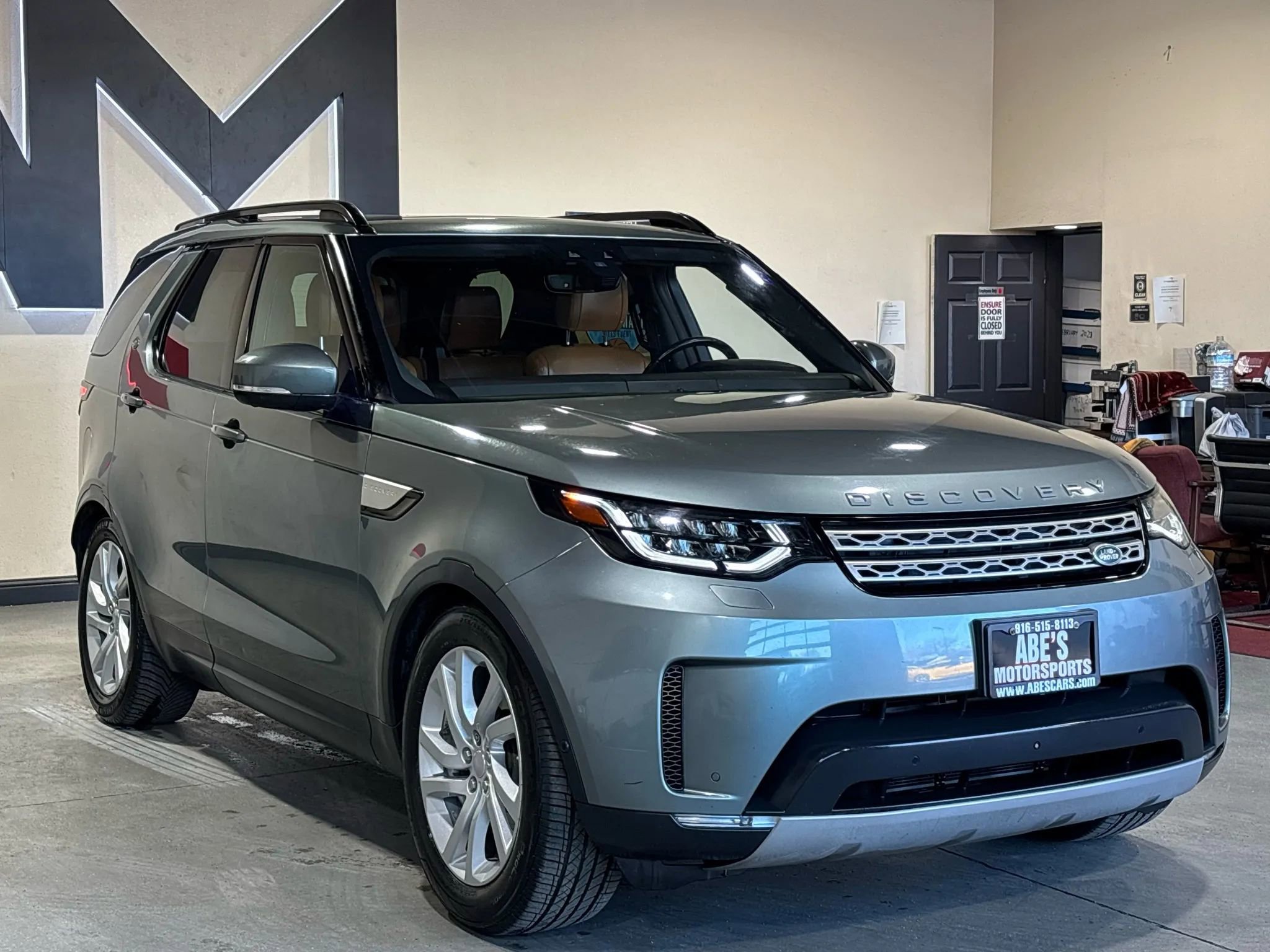 Used 2017 Land Rover Discovery HSE AWD/4WD image 3
