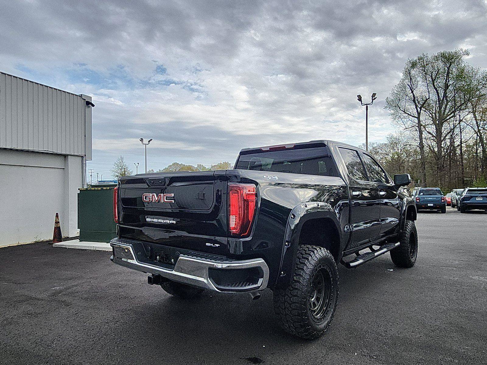 Used 2025 GMC Sierra 1500 SLT AWD/4WD image 5