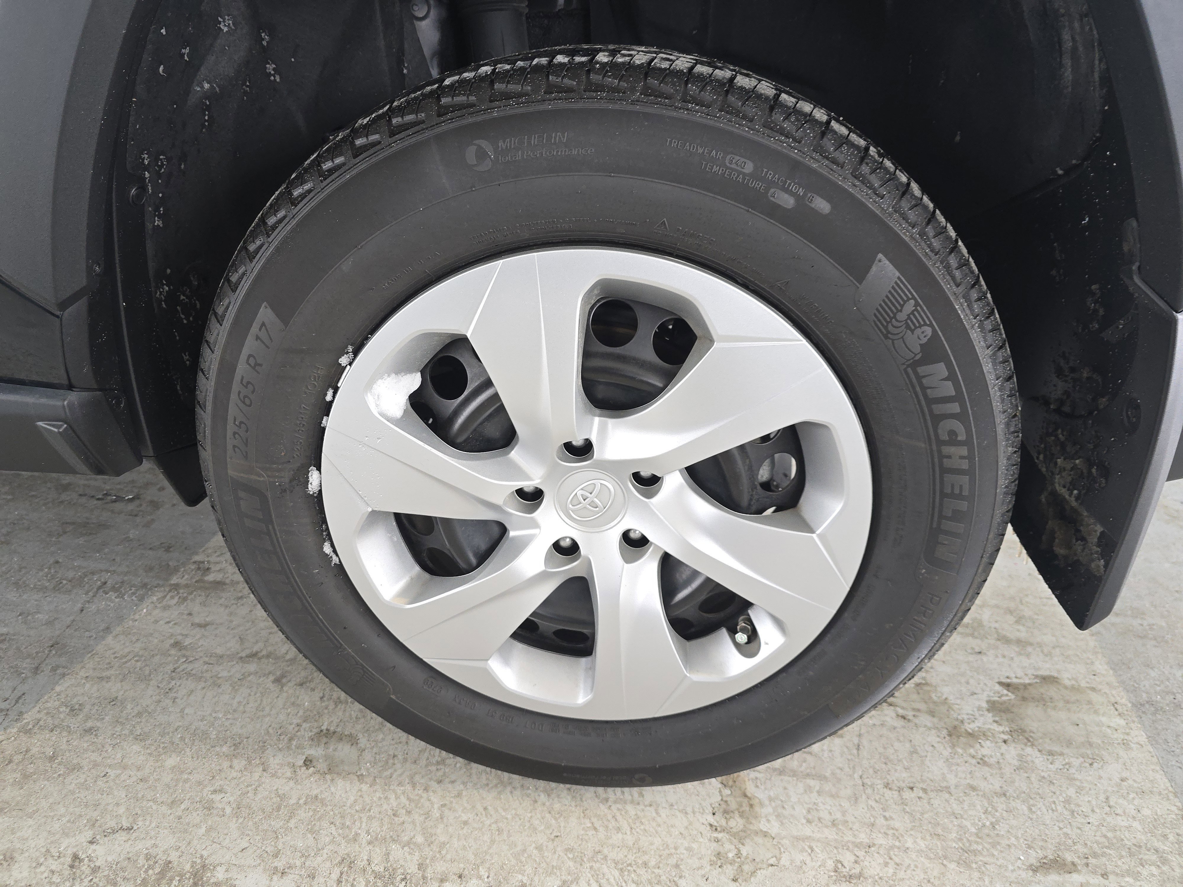 Used 2022 Toyota RAV4 LE image 9