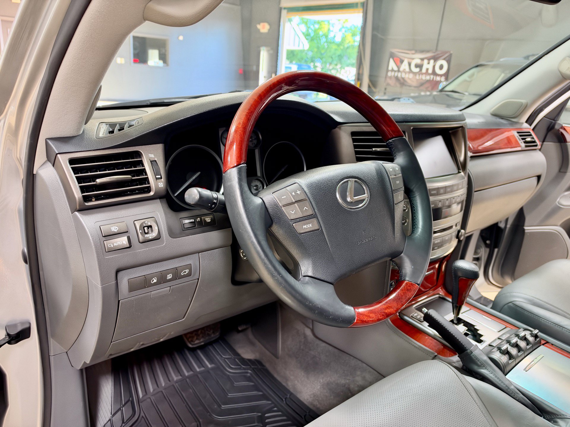 Used 2010 Lexus LX 570 4WD image 18