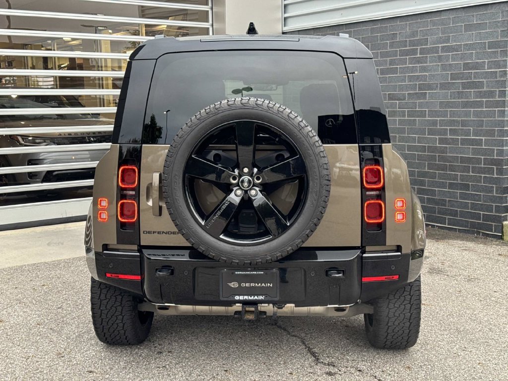 Used 2025 Land Rover Defender 110 X-Dynamic SE AWD/4WD image 5