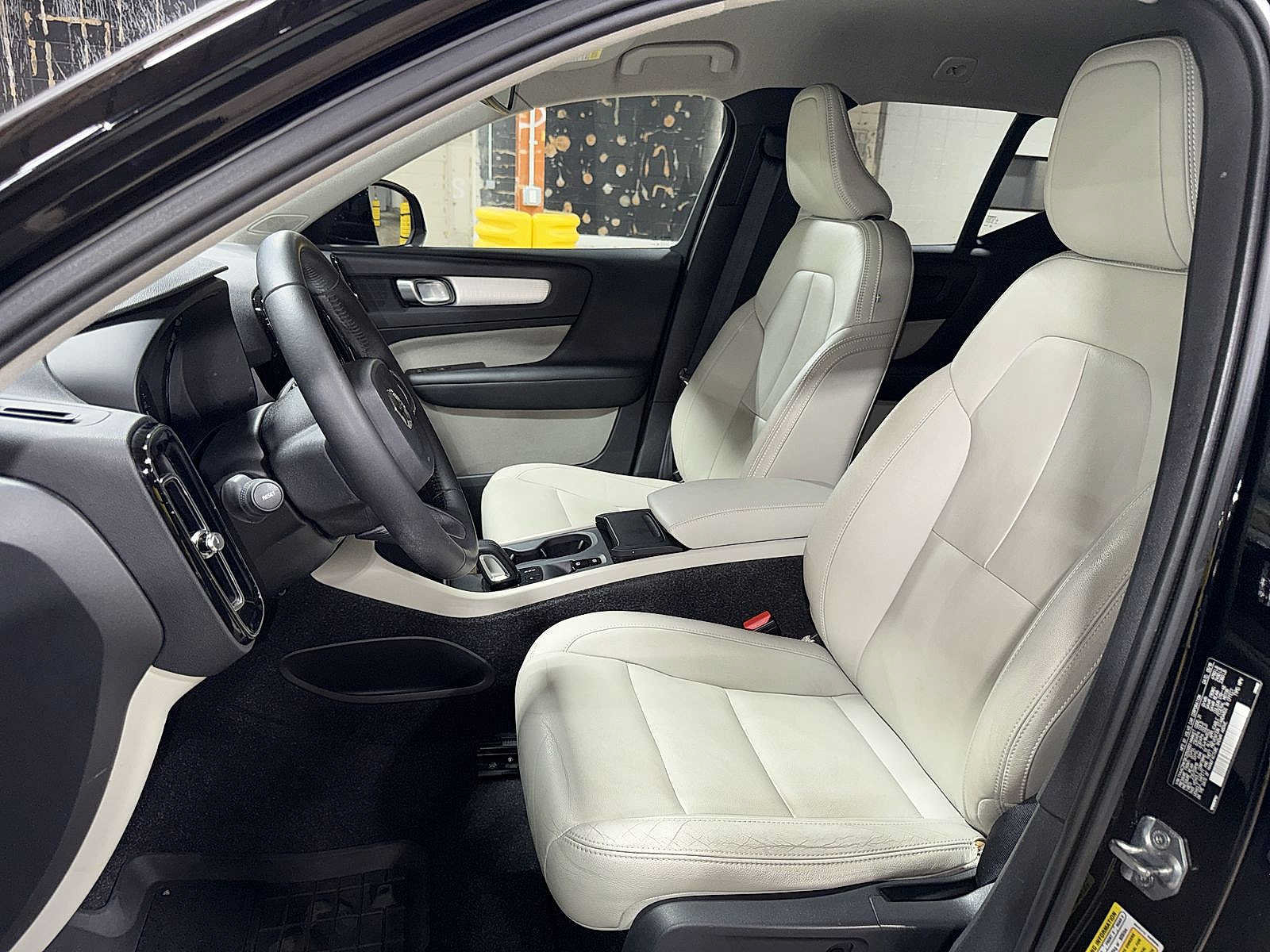 Used 2019 Volvo XC40 T4 Momentum FWD image 15