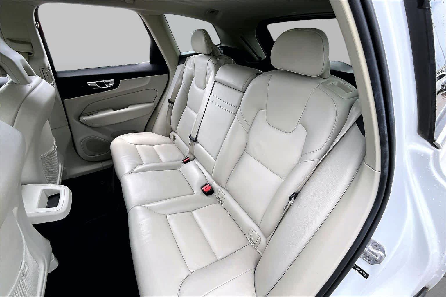 Used 2018 Volvo XC60 T5 Momentum w/ Convenience Package AWD/4WD image 19