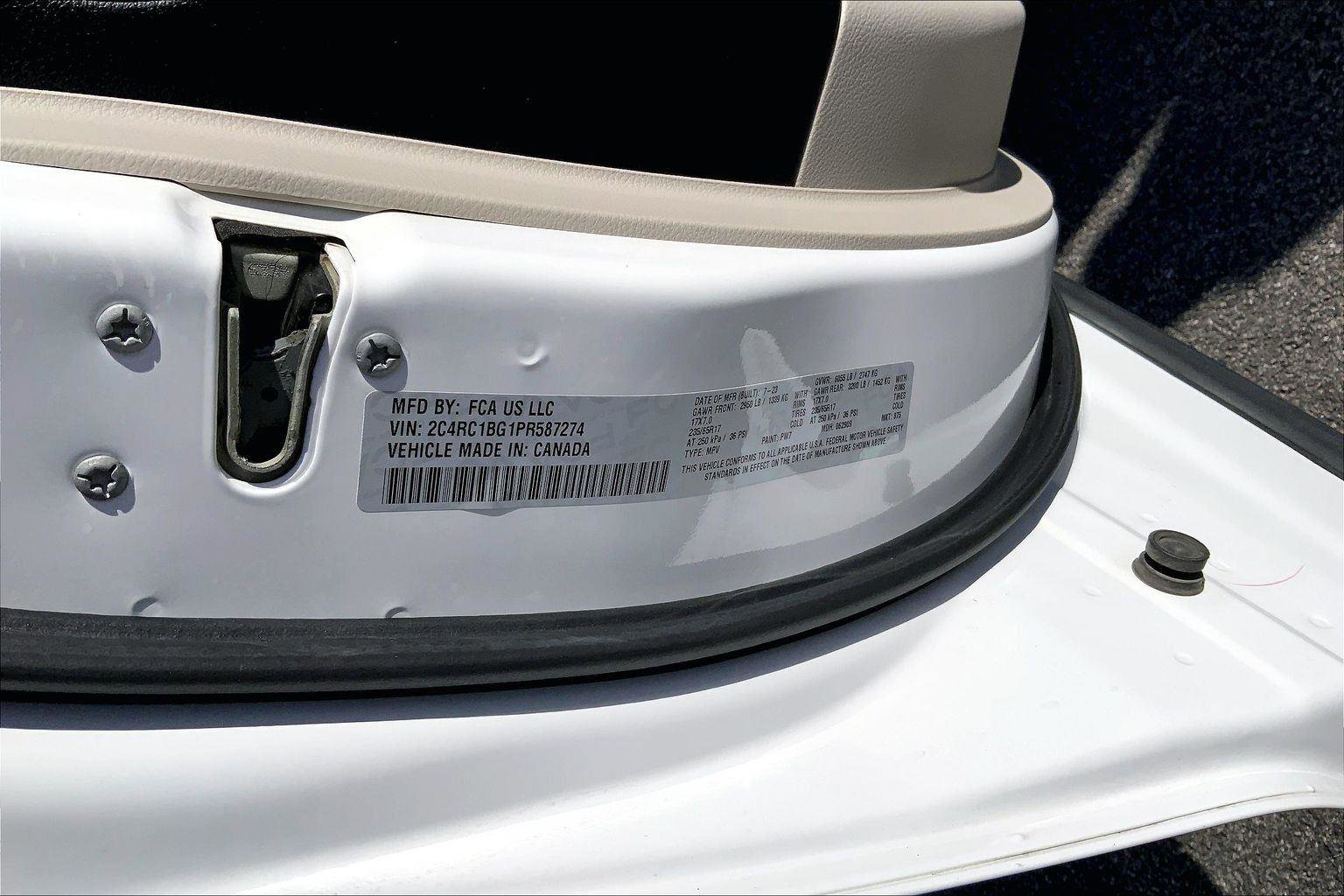 Used 2023 Chrysler Pacifica Touring-L image 29