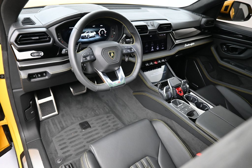 Used 2025 Lamborghini Urus SE AWD/4WD image 4