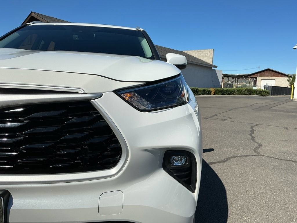Used 2022 Toyota Highlander XLE AWD/4WD image 3