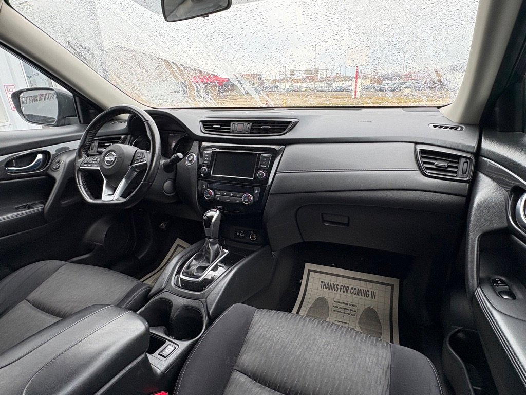 Used 2018 Nissan Rogue SV w/ Sun & Sound Touring Package image 17