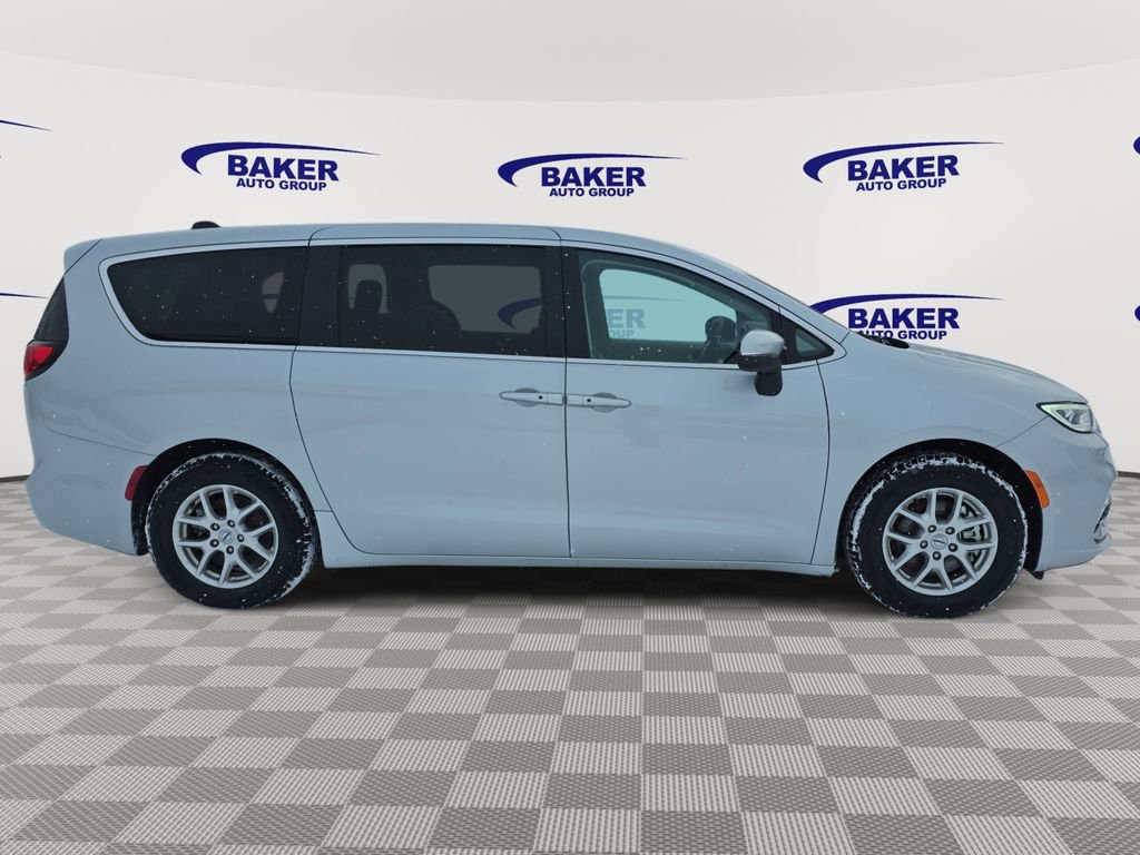 Used 2023 Chrysler Pacifica Touring-L image 2