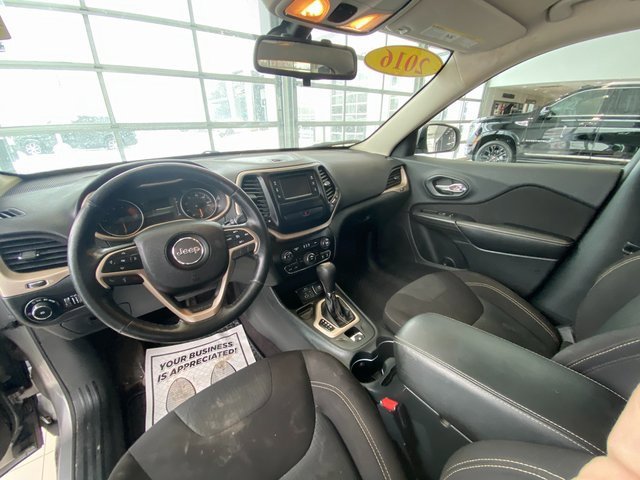Used 2016 Jeep Cherokee Latitude w/ Cold Weather Group image 14
