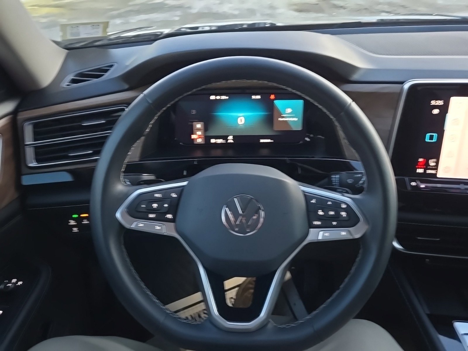 Used 2024 Volkswagen Atlas SE image 15