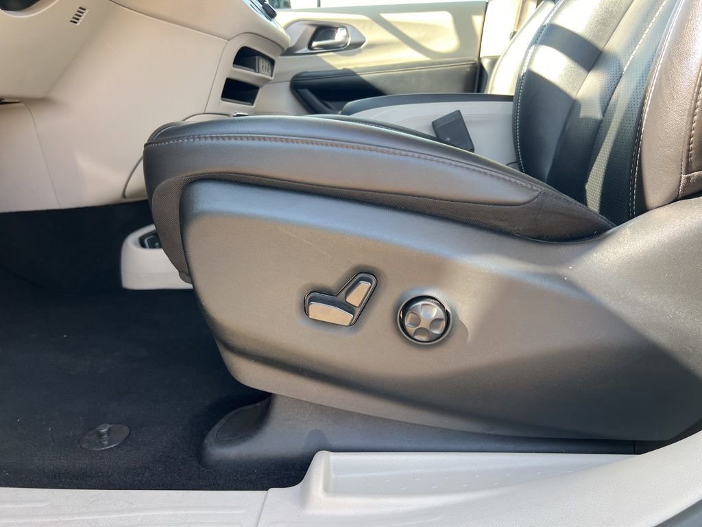 Used 2024 Chrysler Pacifica Touring-L image 11
