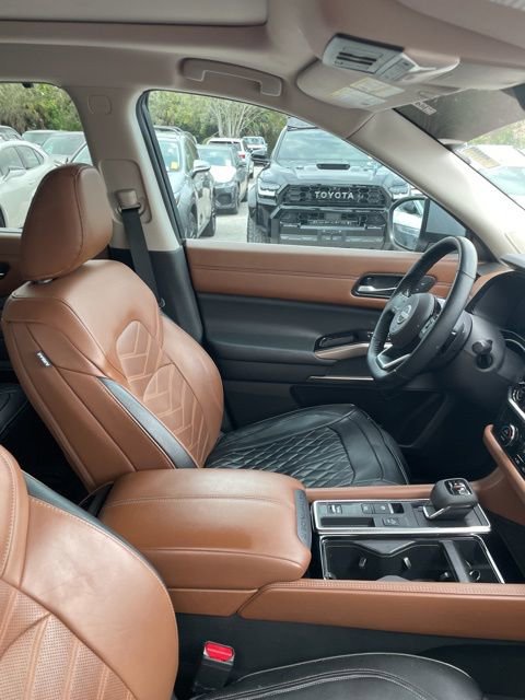 Used 2024 Nissan Pathfinder Platinum image 8