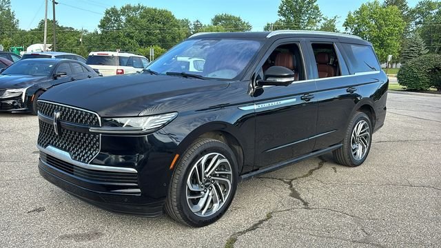 Used 2025 Lincoln Navigator Reserve AWD/4WD image 2