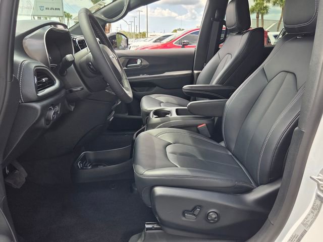 New 2026 Chrysler Pacifica Select FWD image 10
