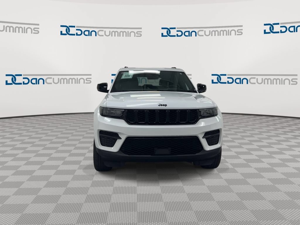 Used 2025 Jeep Grand Cherokee Altitude AWD/4WD image 3
