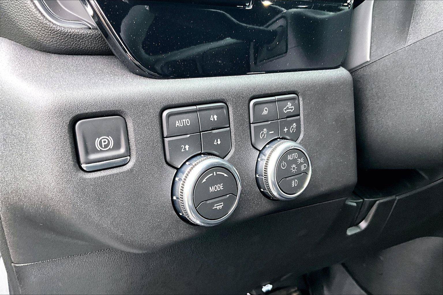 New 2026 GMC Sierra 2500 SLT w/ SLT Premium Package AWD/4WD image 17
