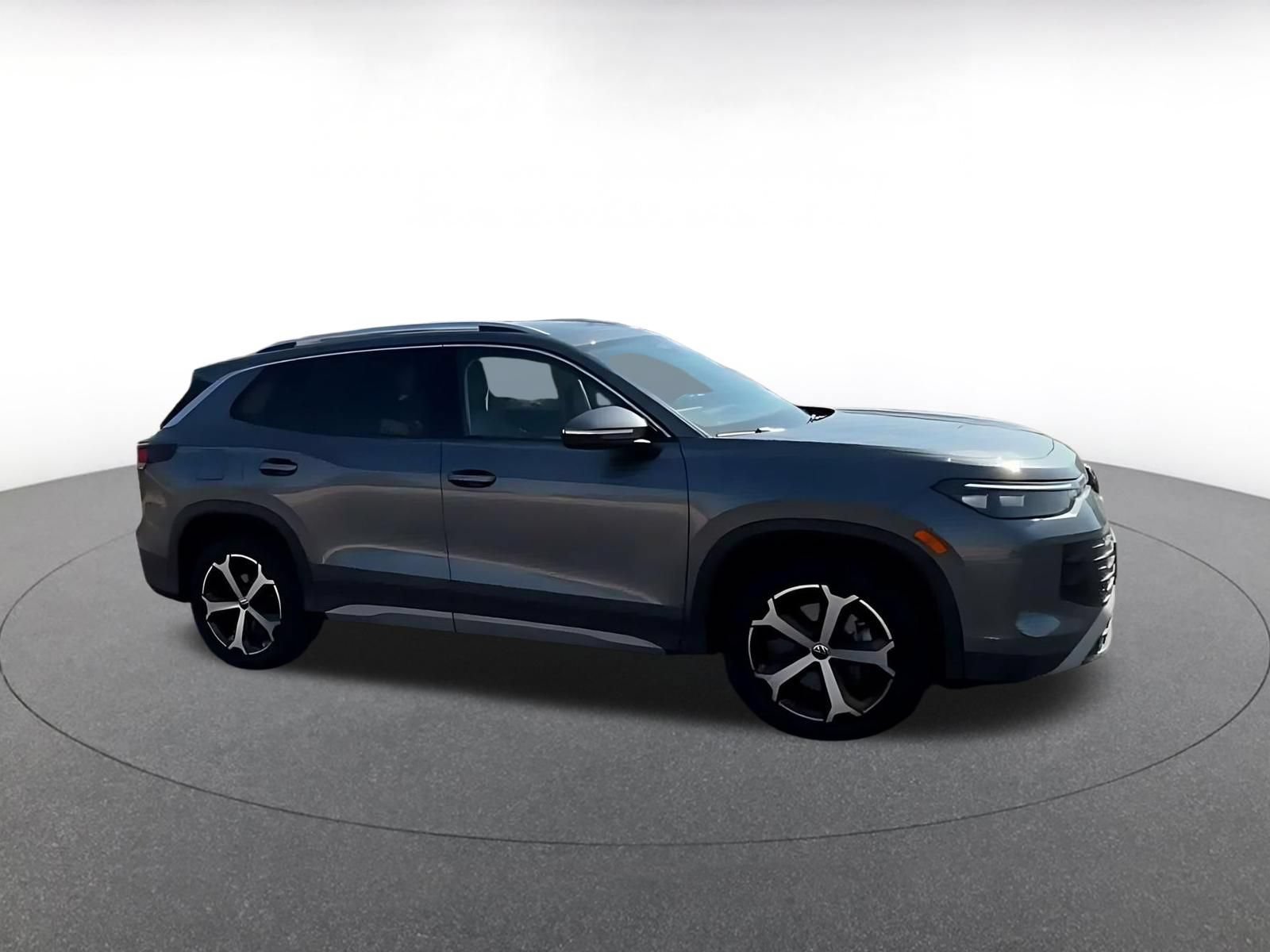 Used 2026 Volkswagen Tiguan SE AWD/4WD image 2