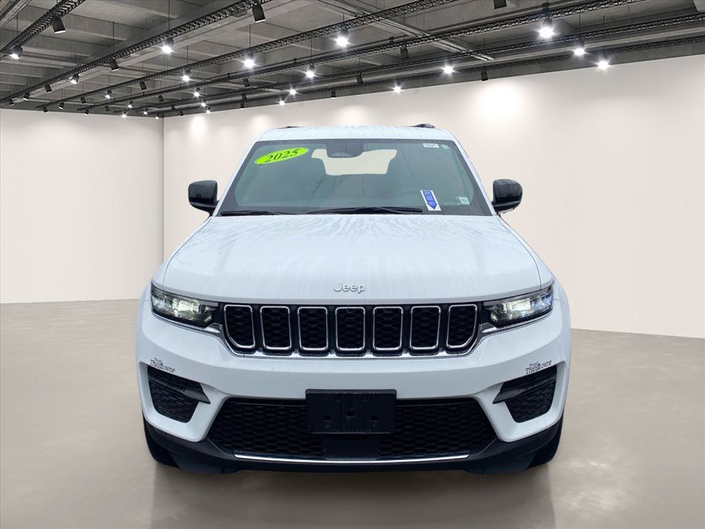 Certified 2025 Jeep Grand Cherokee Laredo AWD/4WD image 2