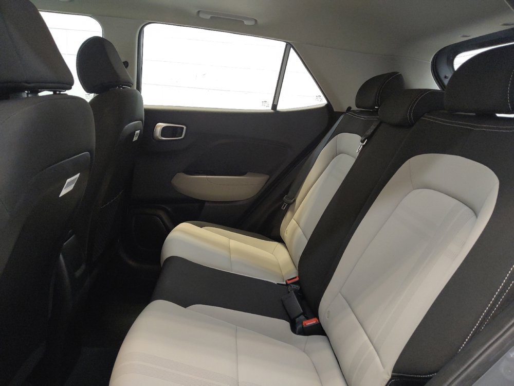 Used 2022 Hyundai Venue SEL image 18