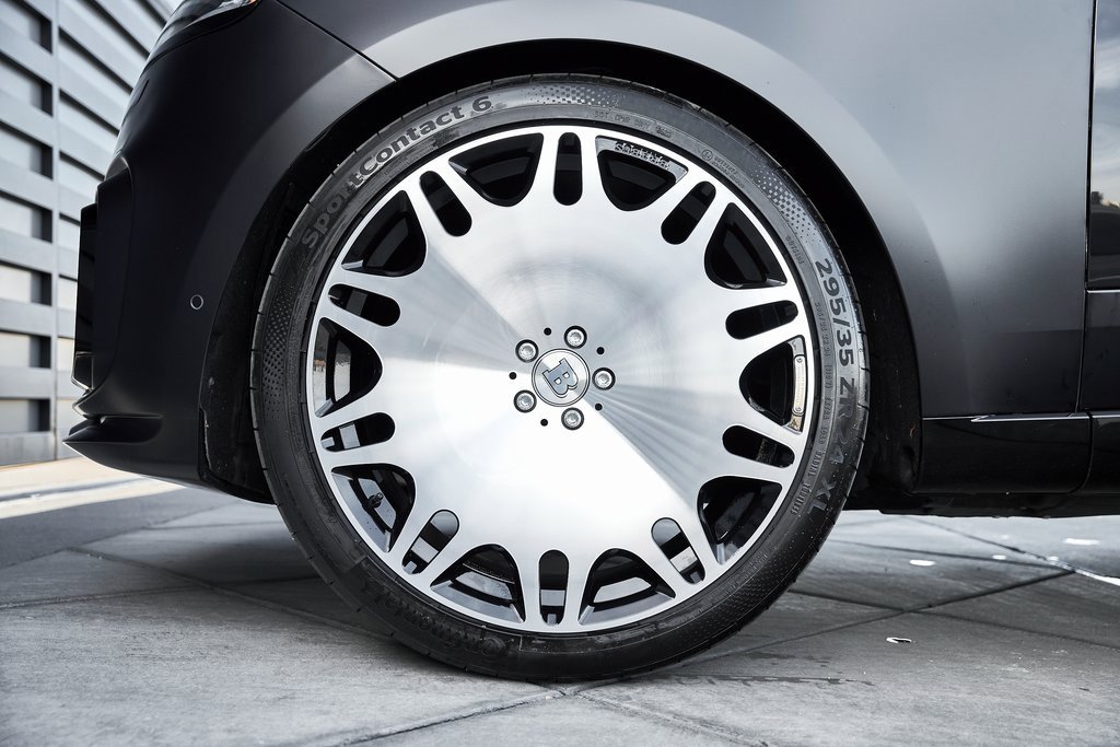 Used 2024 Land Rover Range Rover SV image 3