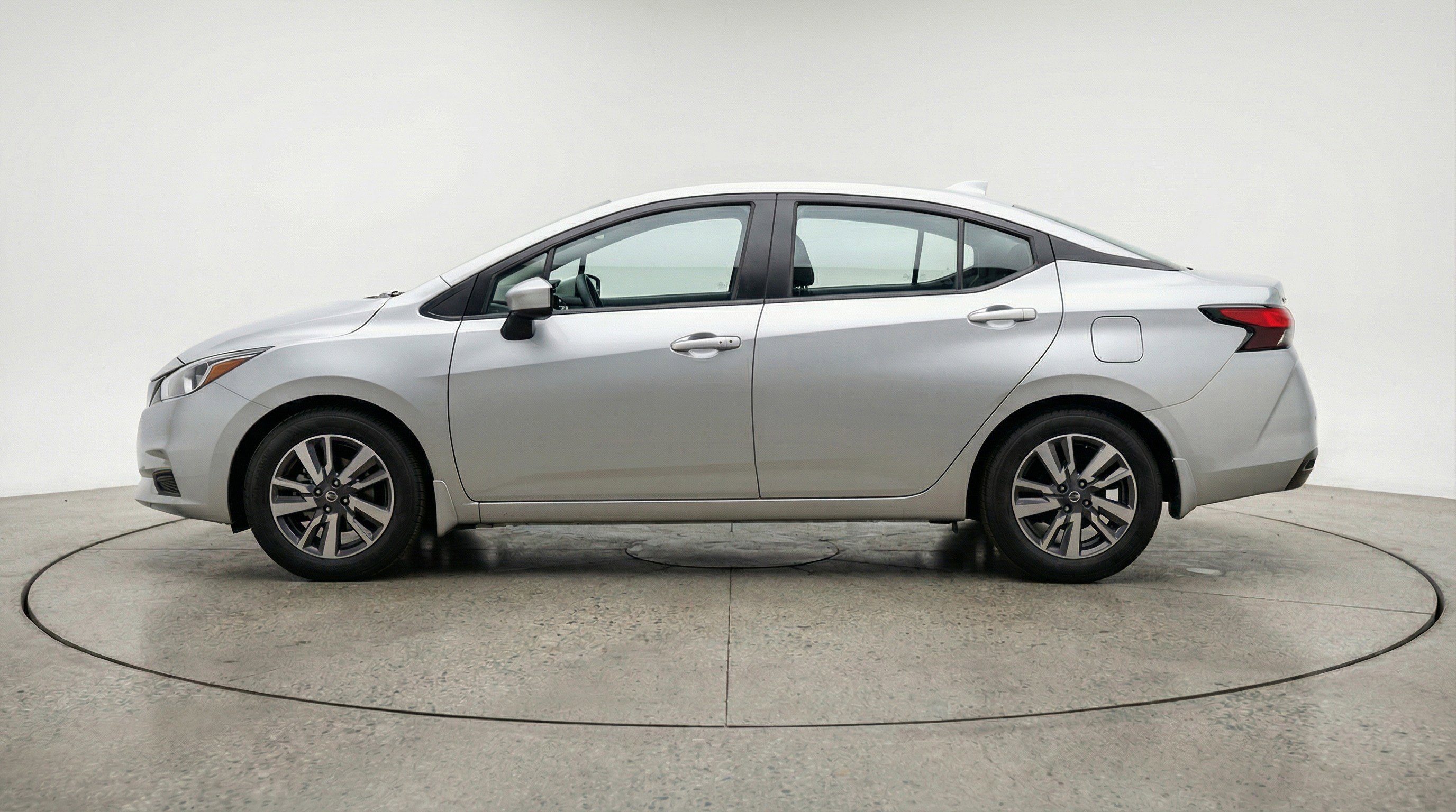 Used 2025 Nissan Versa SV FWD image 5