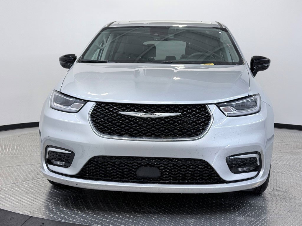 Used 2024 Chrysler Pacifica Limited image 2