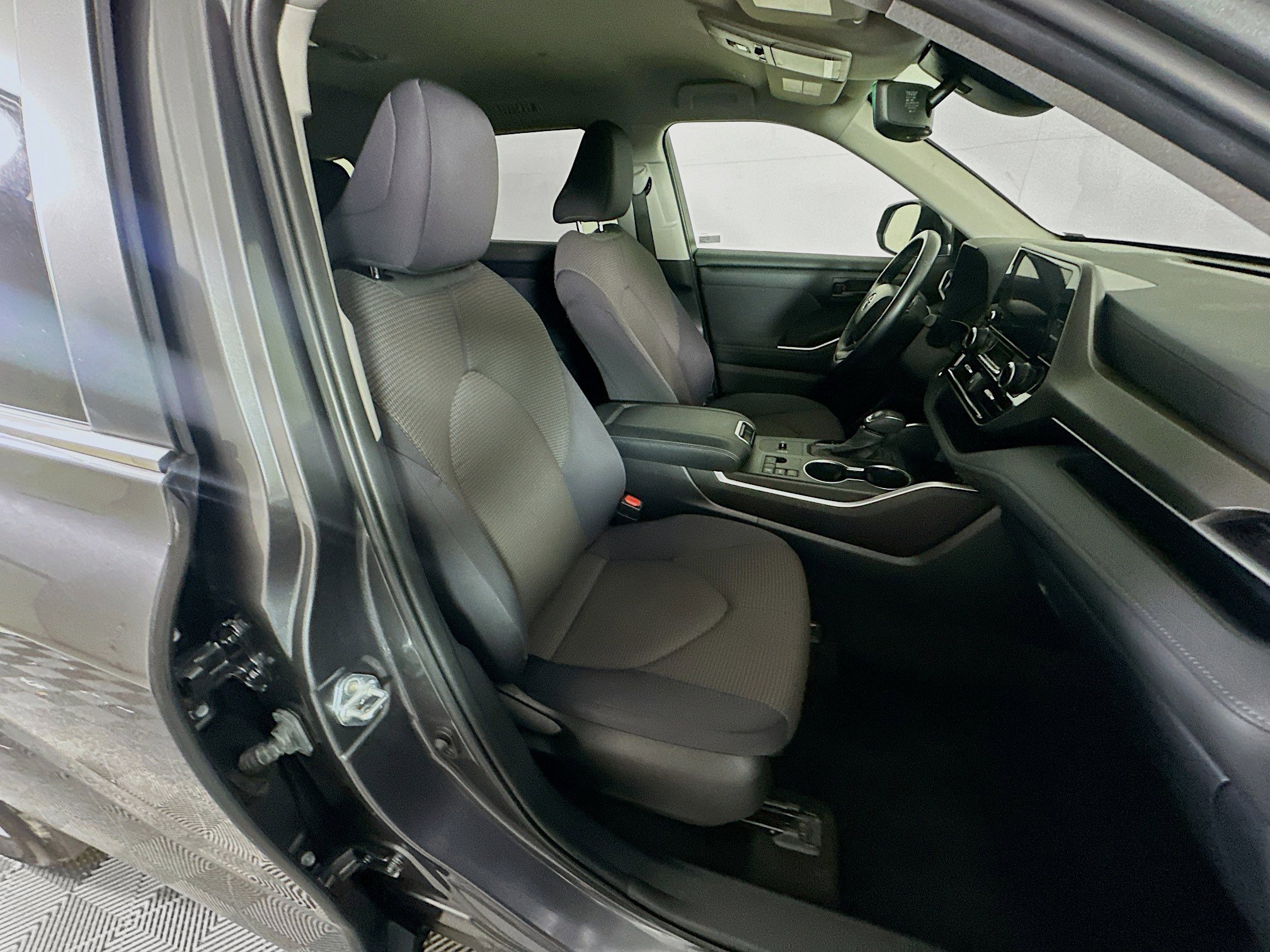 Used 2023 Toyota Highlander LE image 30