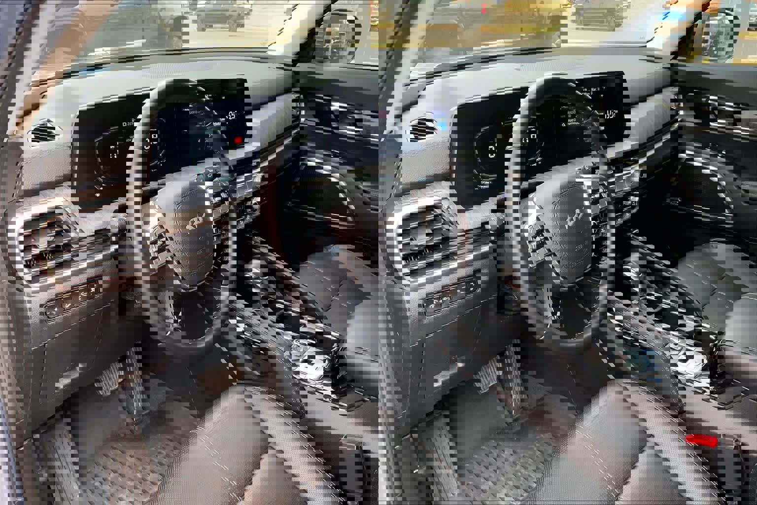 Used 2024 Kia Telluride EX w/ EX Captain's Chair Package image 18