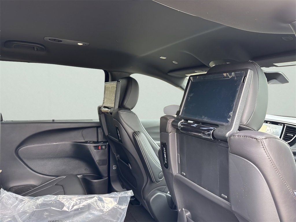 New 2026 Chrysler Pacifica Select image 16