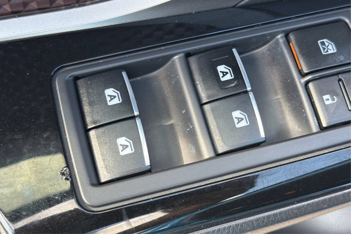 Used 2019 Toyota C-HR Limited FWD image 35
