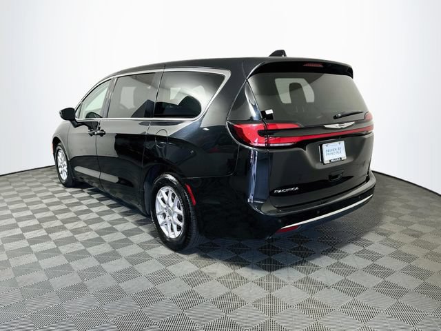 Used 2023 Chrysler Pacifica Touring-L FWD image 6