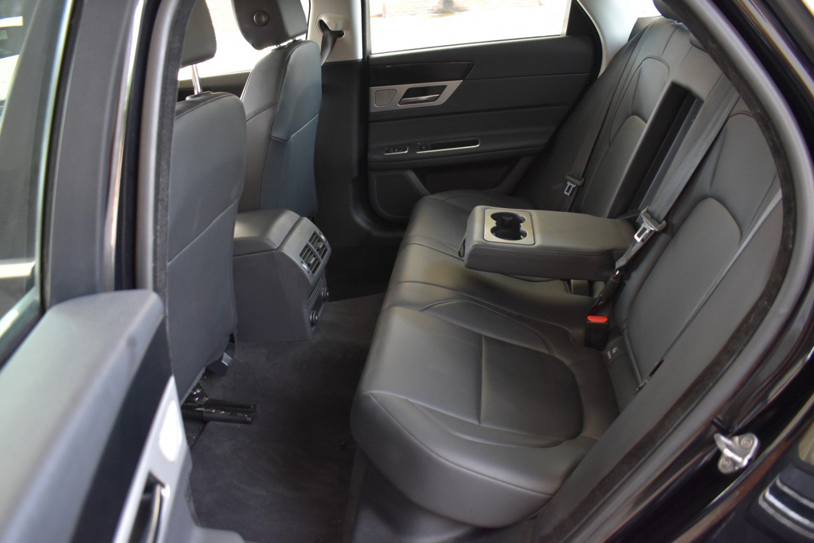 Used 2018 Jaguar XF AWD image 32