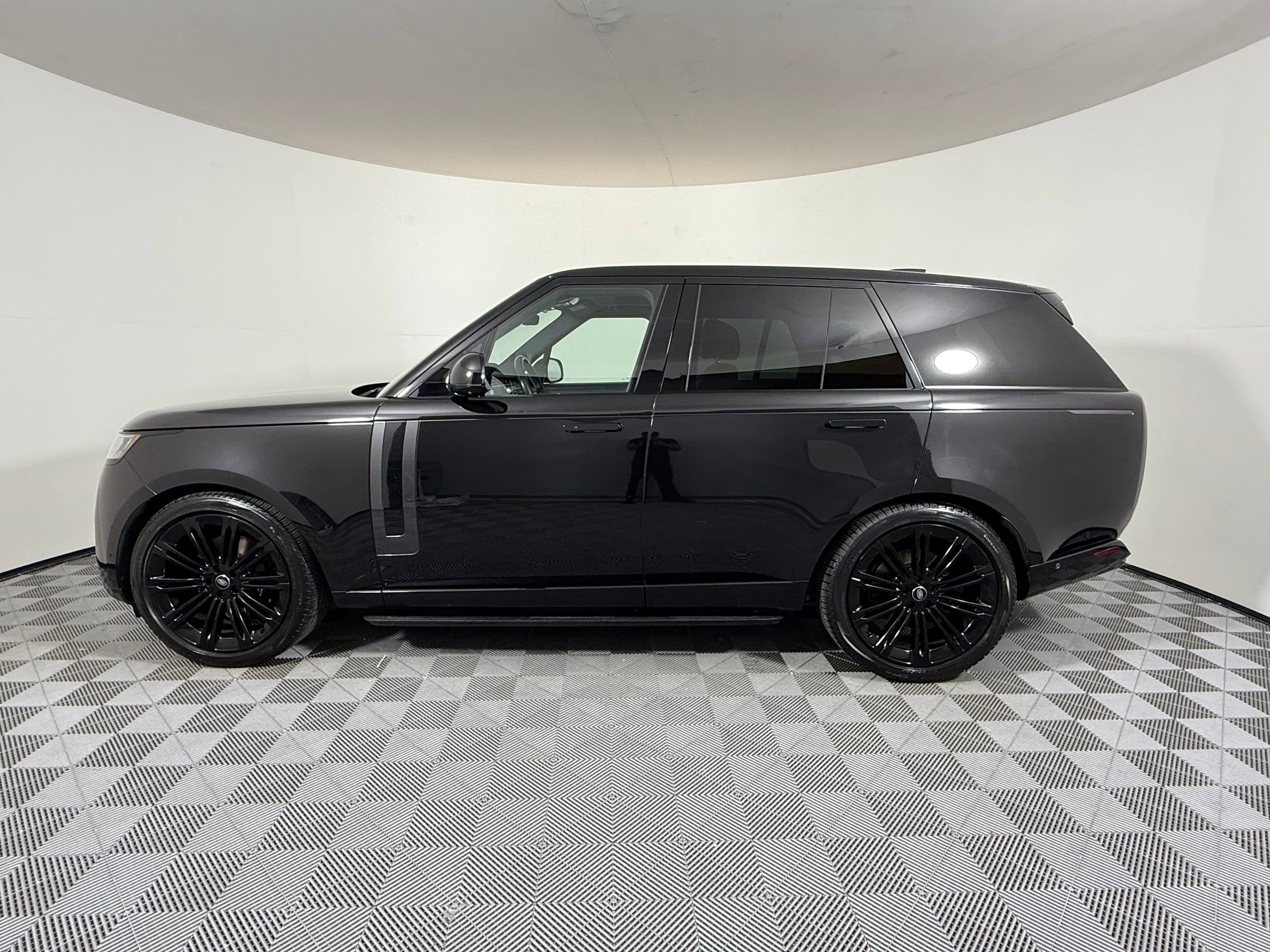 Used 2024 Land Rover Range Rover SE AWD/4WD image 2