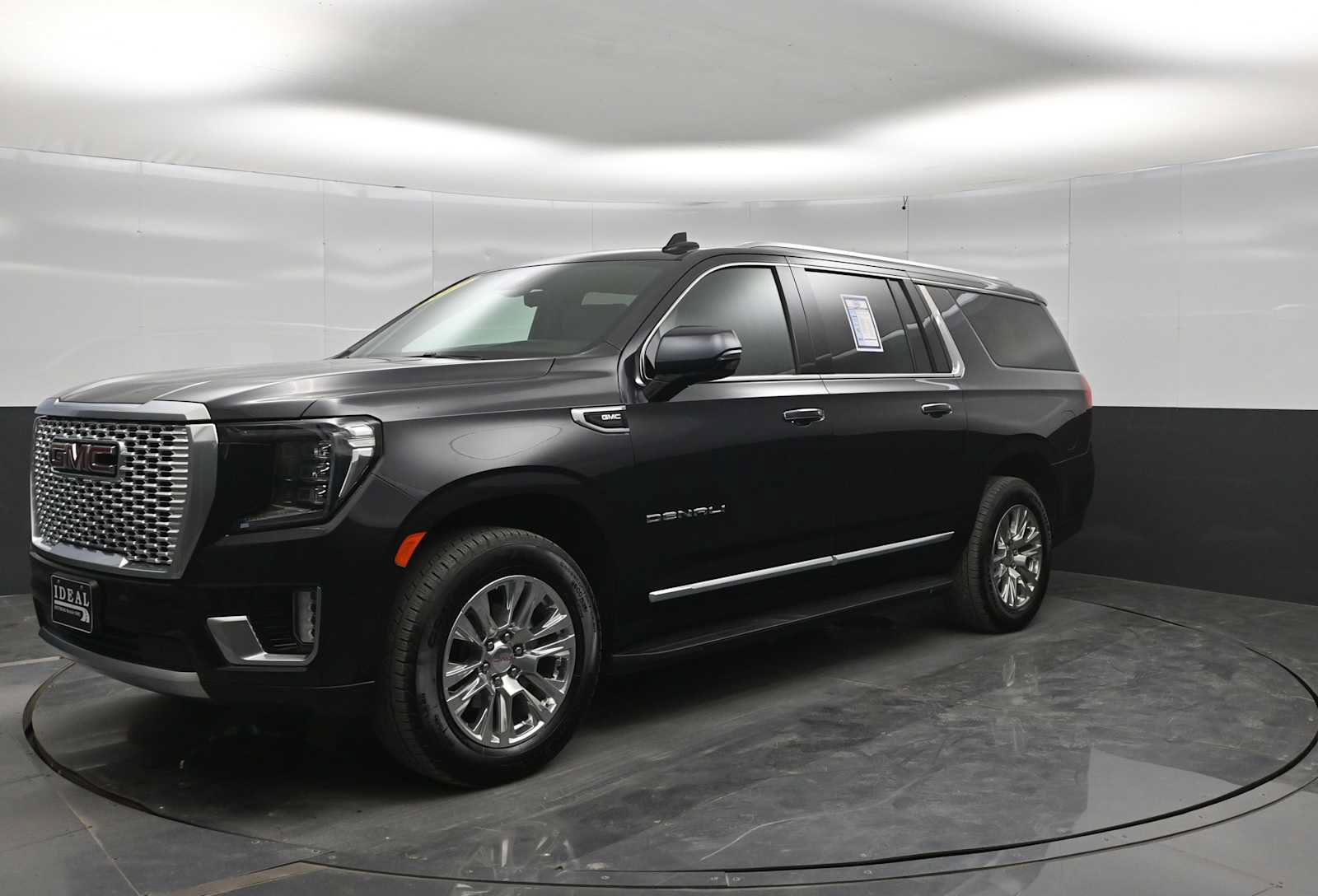 Used 2024 GMC Yukon XL Denali w/ Advanced Technology Package AWD/4WD image 4