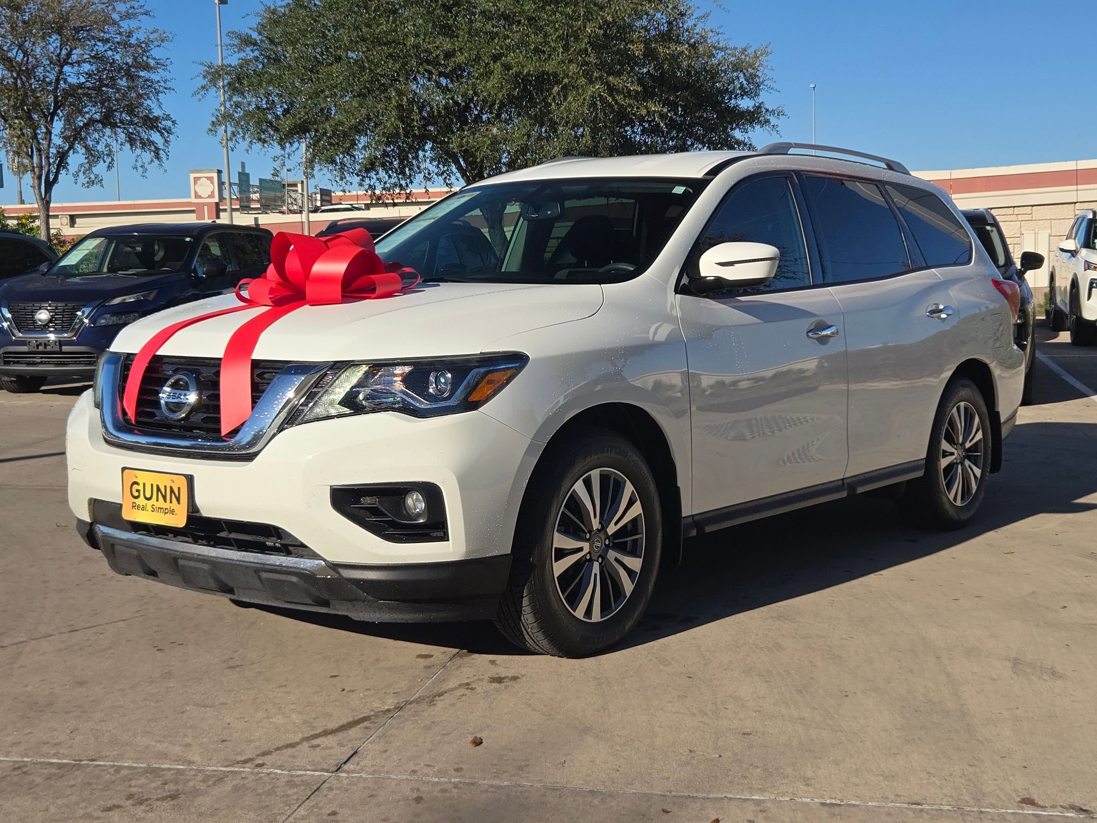 Used 2020 Nissan Pathfinder SV image 3