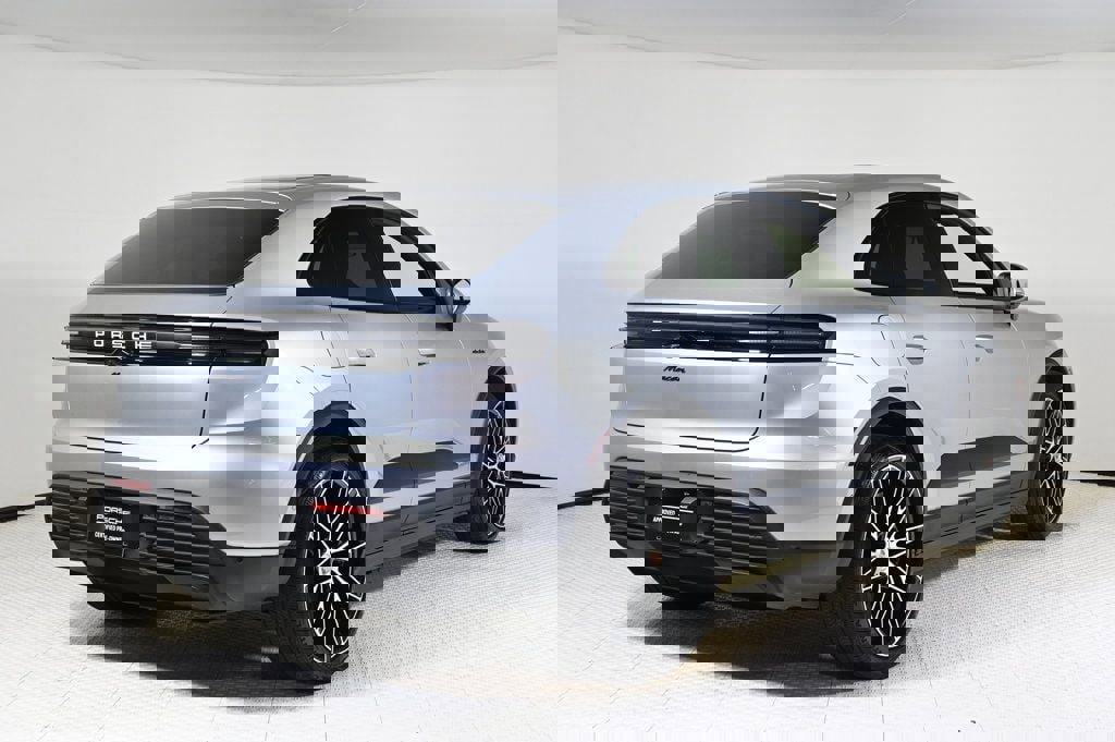 Certified 2025 Porsche Macan Electric image 7