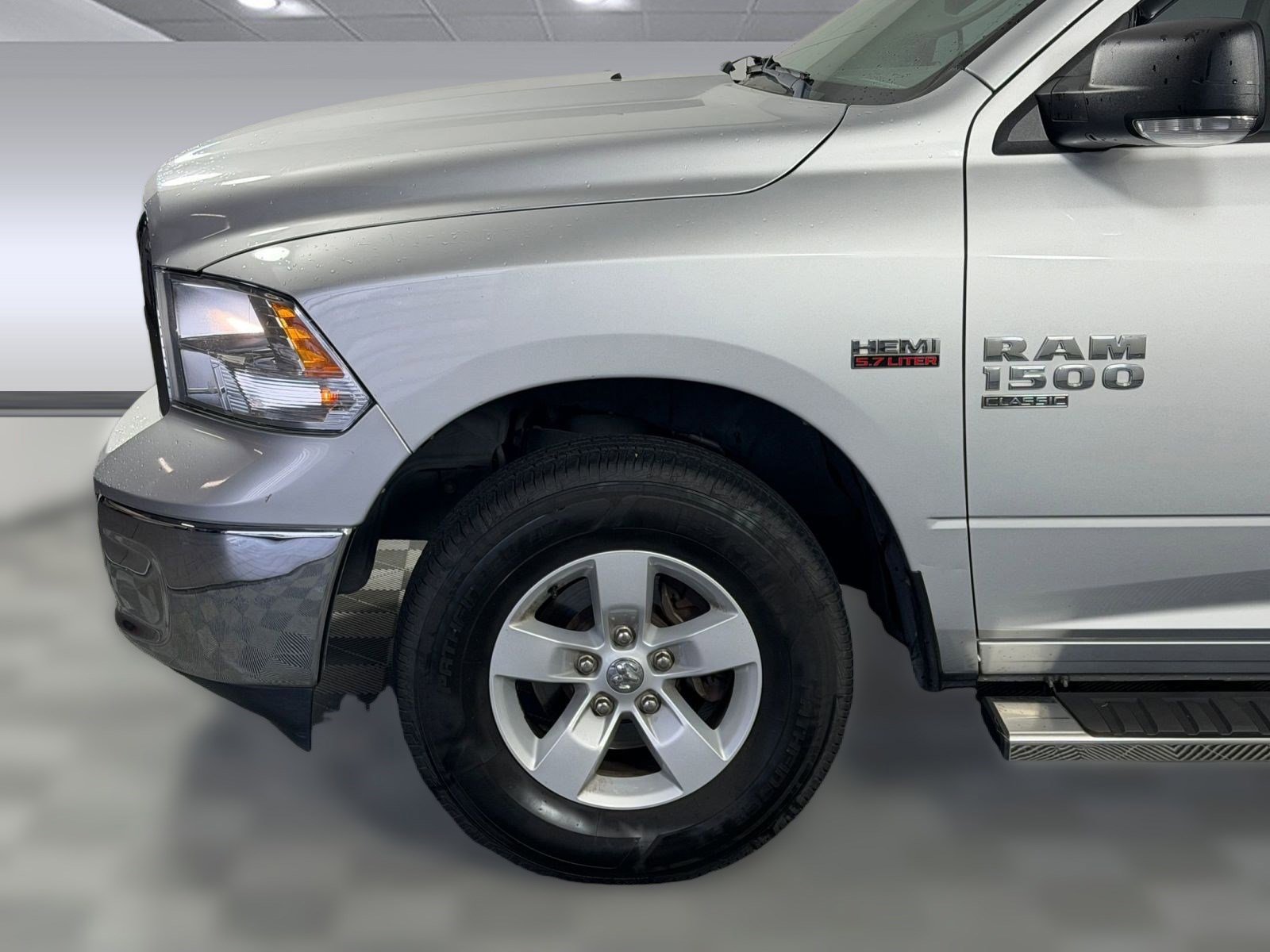 Used 2019 RAM 1500 Classic SLT w/ Luxury Group AWD/4WD image 11