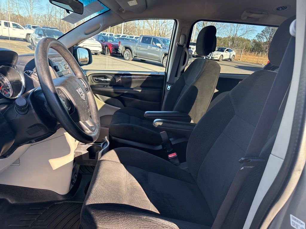 Used 2017 Dodge Grand Caravan SE image 9