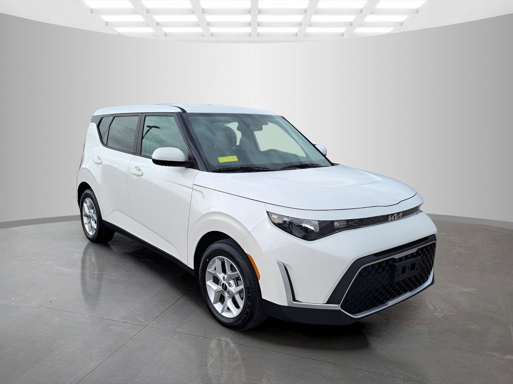 Used 2025 Kia Soul LX w/ LX Technology Package FWD image 5
