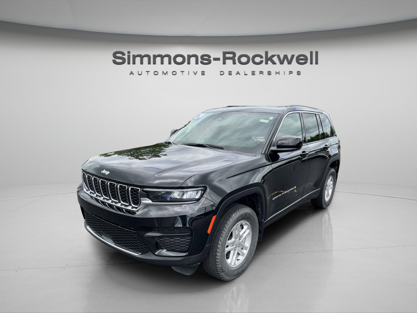 Used 2024 Jeep Grand Cherokee Laredo w/ Luxury Tech Group I AWD/4WD image 1