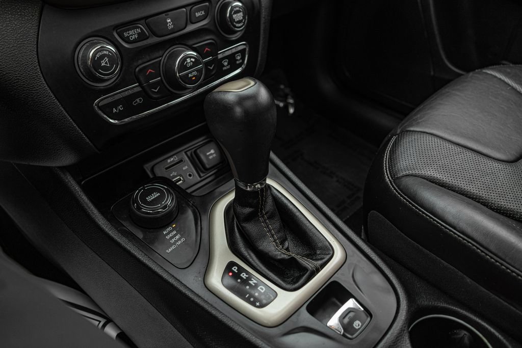 Used 2014 Jeep Cherokee Limited w/ Technology Group AWD/4WD image 21