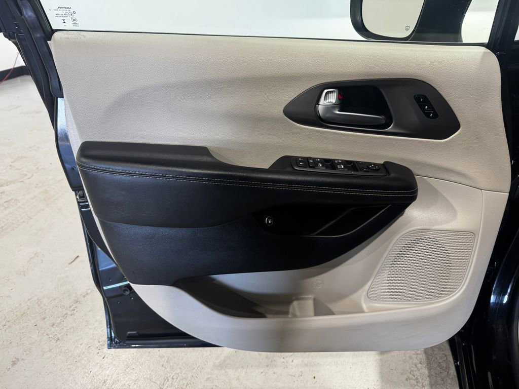 Used 2023 Chrysler Pacifica Touring-L image 16