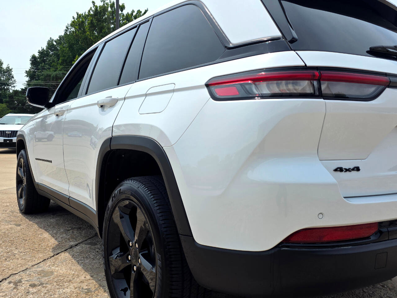 Used 2024 Jeep Grand Cherokee Altitude image 16