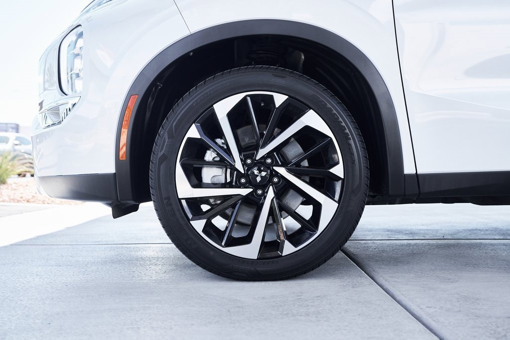 Used 2024 Mitsubishi Outlander SE image 3