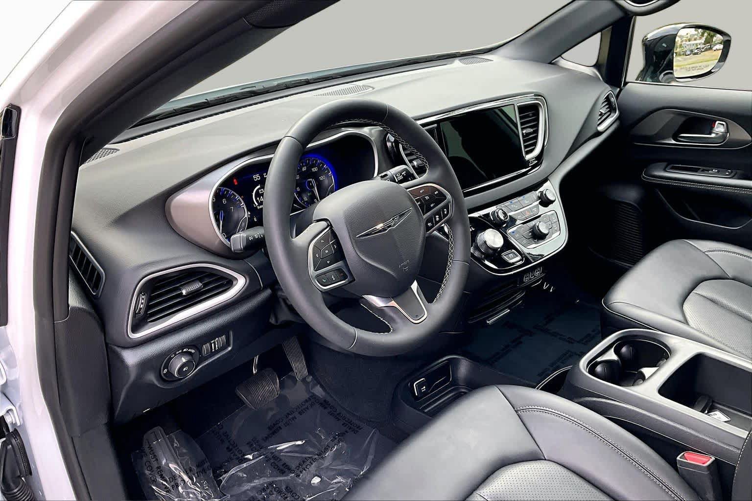 Used 2025 Chrysler Pacifica Select FWD image 18